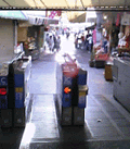 西出口より