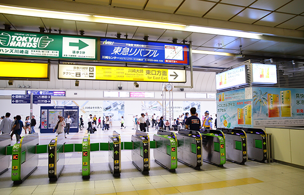 JP 川崎駅改札口をでます　