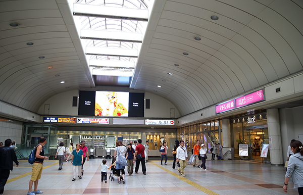 エスカレーターを下ります